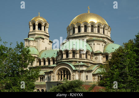 SOFIA, BULGARIA, 25 Maggio 2018: vista laterale della Cattedrale di Saint Alexandar Nevski nelle prime ore del mattino Foto Stock