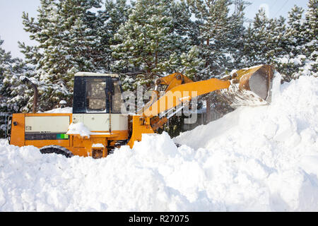 Caricatore su ruote è la pulizia di una strada dalla neve Foto Stock