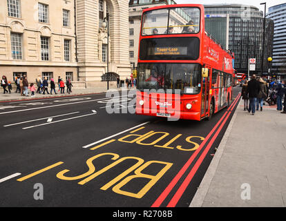 Londra - 17 dicembre 2017: Tradizionale double decker bus rosso alla fermata di Big Ben area della città. Foto Stock