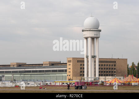 Berlino, Germania - 10 ottobre 2018: PRR 117 Torre Radar in pubblico City Park Tempelhofer Feld, ex aeroporto Tempelhof di Berlino, Germania Foto Stock