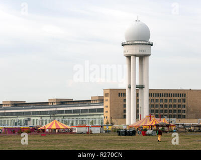 Berlino, Germania - 10 ottobre 2018: PRR 117 Torre Radar in pubblico City Park Tempelhofer Feld, ex aeroporto Tempelhof di Berlino, Germania Foto Stock