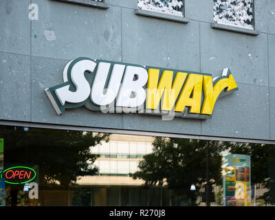 Berlino, Germania - 3 agosto 2018: Metropolitana Logo presso un ristorante fast food a Berlino, Germania Foto Stock