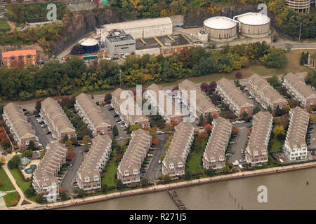 Elicottero vista aerea del complesso di abitazioni a corte di Albany, West New York, New Jersey, STATI UNITI D'AMERICA Foto Stock