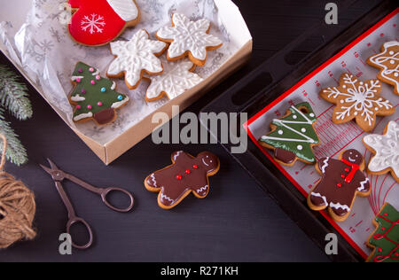 In casa dei biscotti di Natale Natale e oggetti decorativi. Foto Stock