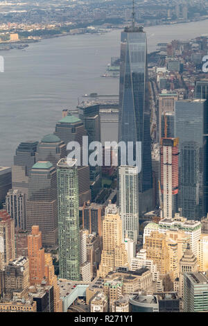 Vista aerea di Lower Manhattan e il quartiere finanziario di grattacieli di New York City, Stati Uniti d'America Foto Stock