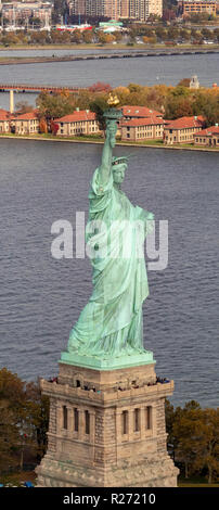 Elicottero vista aerea della Statua della Libertà di New York City, Stati Uniti d'America Foto Stock