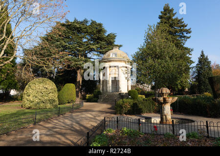 Leamington Spa Warwickshire: Jephson Gardens. Cecoslovacca fontana commemorativa in primo piano, dietro è Il Grade ii Listed Jephson Memorial. Foto Stock