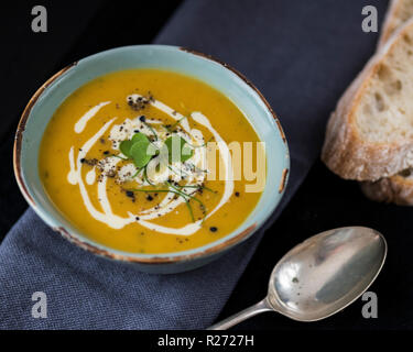 La carota e coriandolo zuppa di aglio nero Foto Stock