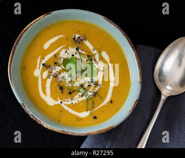 Zuppa di carote con coriandolo e della crema di latte Foto Stock