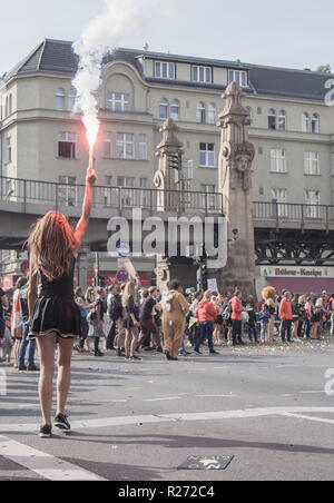 Berlino, Germania - 25 settembre 2016: spettatore con una torcia presso la maratona di Berlino 2016 Foto Stock