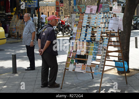 ATHENS, Grecia - 29 agosto 2018: l'uomo la vendita di biglietti della lotteria sulla trafficata strada nel centro di Atene. Foto Stock