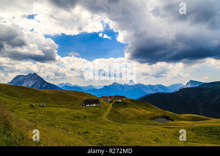 Giorno nuvoloso nelle montagne delle Alpi Carniche, provincia di Udine, Friuli Venezia Giulia, Italia Foto Stock