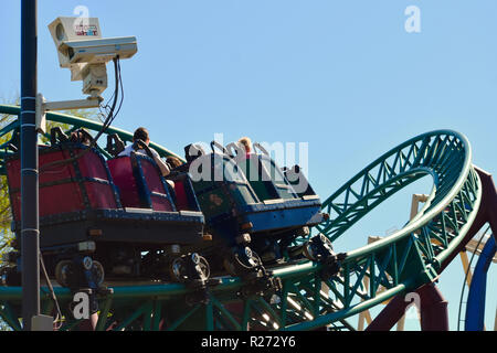 Tampa, Florida. Ottobre 25, 2018 del Cobra roller coaster con aria condizionata coda combustibili naturalmente adrenalina con una coinvolgente esperienza a tema. Foto Stock