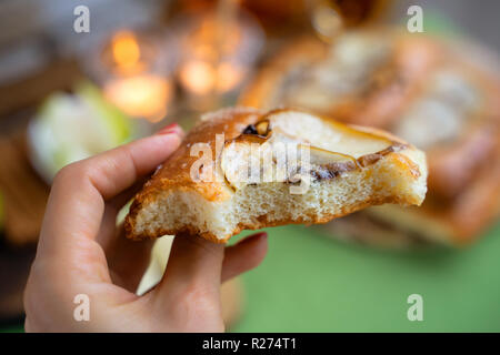 Brioche francese bun con pera, miele e tè sul tavolo di legno Foto Stock