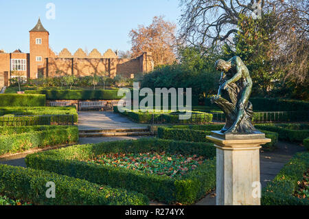 Holland House e il giardino olandese in autunno, Holland Park, London REGNO UNITO Foto Stock