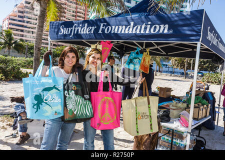 Miami Beach Florida,Surfrider Foundation,rimozione esotica di piante invasive,costiera,dune di sabbia,volontari volontari volontari lavoratori del lavoro di volontariato,teamwor Foto Stock