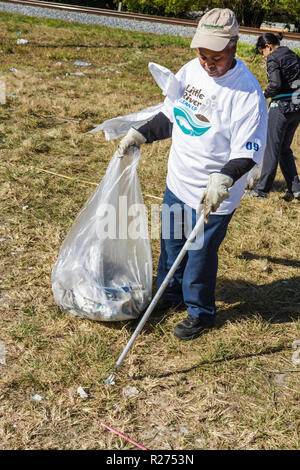 Miami Florida,Oakland Grove,annuale Little River Water Day Clean Up,spazzatura,pick up,raccolta,lettiera,pulito,inquinamento,volontariato servizio comunità volontari Foto Stock