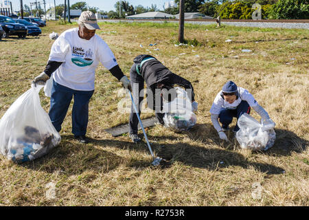 Miami Florida,Oakland Grove,annuale Little River Day Clean Up,cestino,pick up,raccolta,lettiera,pulito,inquinamento,volontari volontari volontari lavorare worke Foto Stock