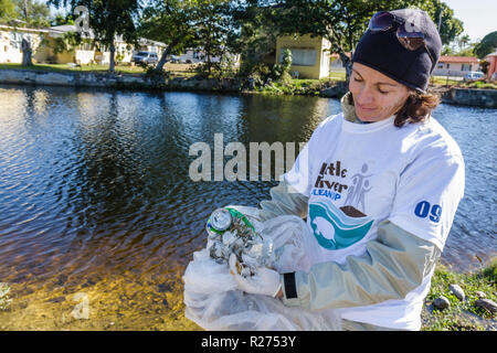 Miami Florida,Oakland Grove,annuale Little River Day Clean Up,cestino,pick up,raccolta,lettiera,pulito,inquinamento,volontari volontari volontari lavorare worke Foto Stock