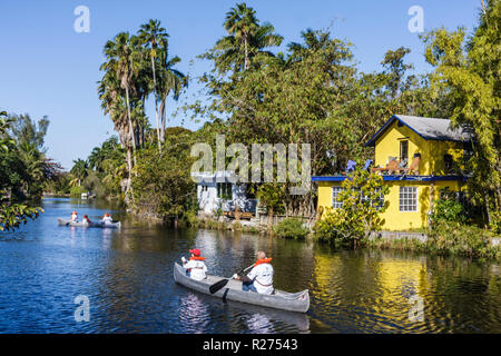 Miami Florida,Oakland Grove,annuale Little River Day Clean Up,spazzatura,pick up,lettiera,detriti galleggianti,pulito,inquinamento,volontari volontari volontariamente wo Foto Stock