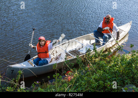 Miami Florida,Oakland Grove,annuale Little River Day Clean Up,spazzatura,pick up,lettiera,detriti galleggianti,pulito,inquinamento,volontari volontari volontariamente wo Foto Stock