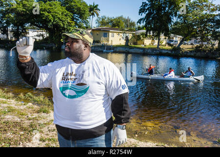 Miami Florida,Oakland Grove,annuale Little River Water Day Clean Up,spazzatura,pick up,raccolta,lettiera,pulito,inquinamento,volontariato servizio comunità volontari Foto Stock