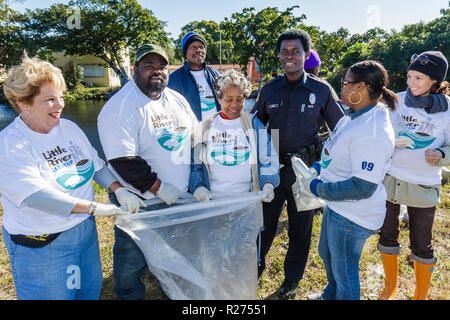 Miami Florida,Oakland Grove,annuale Little River Day Clean Up,cestino,pick up,raccolta,lettiera,pulito,inquinamento,volontari volontari volontari lavorare worke Foto Stock