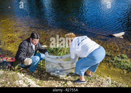 Miami Florida,Oakland Grove,annuale Little River Water Day Clean Up,spazzatura,pick up,raccolta,lettiera,pulito,inquinamento,volontariato servizio comunità volontari Foto Stock