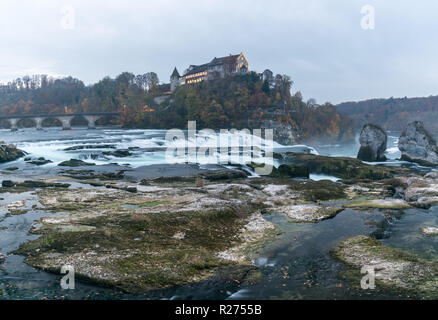 Vista del paesaggio delle famose cascate del Reno in Svizzera Foto Stock