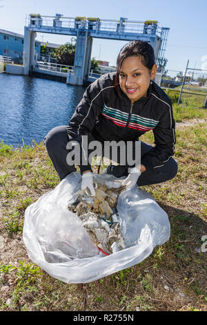 Miami Florida,Oakland Grove,annuale Little River Day Clean Up,spazzatura,pick up,lettiera,pulito,inquinamento,volontari volontari volontari lavoratore di lavoro volontario Foto Stock