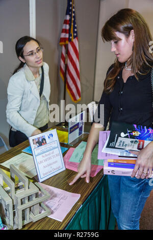 Miami Beach Florida,Miami Dade College,campus,Open house,houses,Education,espositore,studenti ispanici donne femminili,scuola di architettura Foto Stock