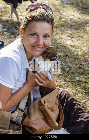 Miami Florida,Legion Park,cani sul passerella,cani di cane,moda,trendy,lusso,alla moda,adulti adulte donna donna donna donna donna donna donna donna donna donna donna donna,cani giocattolo cane, animali domestici,ho Foto Stock