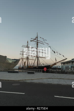 RRS Discovery, l'ultima nave di legno costruiti in Gran Bretagna,è inserito accanto al V&un museo del design come parte del waterfront regime di rigenerazione di Dundee, Regno Unito Foto Stock