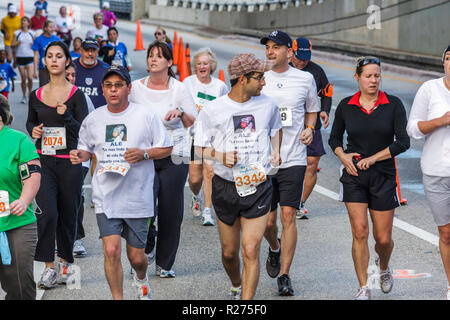 Miami Beach Florida, Blue Cross e Blue Shield Tropical 5K Run, gara, corridore, resistenza, sport, fitness, adulti adulti donna donne donna donna donna donna donna, uomo uomini maschio, Foto Stock