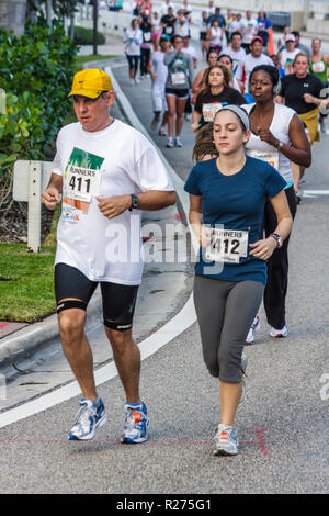 Miami Beach Florida, Blue Cross & Blue Shield Tropical 5K Run, gara, corridore, resistenza, sport, fitness, gara su strada, competizione, atleta, numero di bib, uomo male Foto Stock