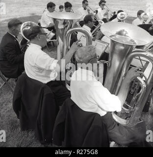 Chinnor fascia argento giocando in un villaggio di fete, 1967, Inghilterra, Regno Unito. La band è stata stabilita in c1850 ed è noto per la vasta gamma di musica che riproduce dal tradizionale brass Band e brani classici al moderno rock e pop. Foto Stock