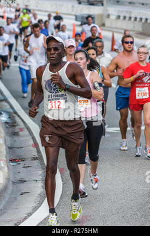 Miami Beach Florida, Blue Cross & Blue Shield Tropical 5K Run, gara, corridore, resistenza, sport, fitness, uomo nero uomini maschio, donna donne, gara su strada, comp Foto Stock