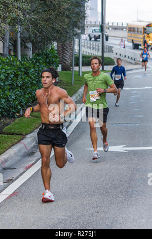 Miami Beach Florida, Blue Cross e Blue Shield Tropical 5K Run, gara, corridore, resistenza, corsa, jogging, sport, fitness, esercizio fisico, ispanico Latino etnico immi Foto Stock