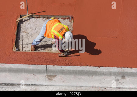 Miami Beach Florida,Ocean Drive,hotel,sotto costruzione nuovo cantiere costruttore cantiere,cantiere,lavoro,colata,cemento,strada,marciapiede,uomo uomini maschio adu Foto Stock