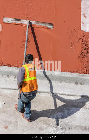 Miami Beach Florida,Ocean Drive,hotel,sotto costruzione nuovo cantiere costruttore cantiere,cantiere,lavoro,colata,cemento,strada,marciapiede,uomo uomini maschio adu Foto Stock