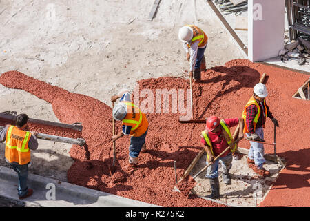 Miami Beach Florida,Ocean Drive,hotel,sotto costruzione nuovo cantiere costruttore cantiere,cantiere,lavoro,colata,cemento,strada,marciapiede,uomo uomini maschio adu Foto Stock