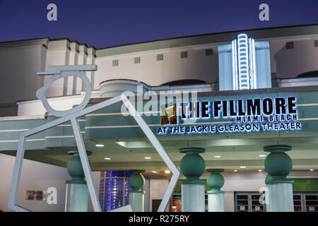 Miami Beach Florida, Fillmore, Jackie Gleason Theatre, teatro, auditorium, luogo, scultura in metallo, tendone, ingresso, fronte, edificio, serata notturna, neon, luce, Foto Stock