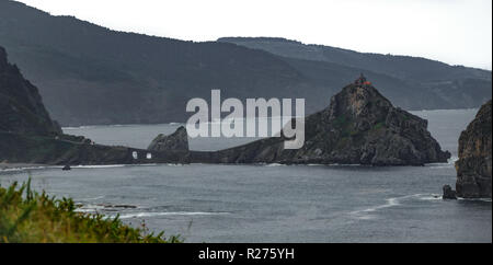 San Juan de Gaztelugatxe profilo isolotto nel mare Foto Stock