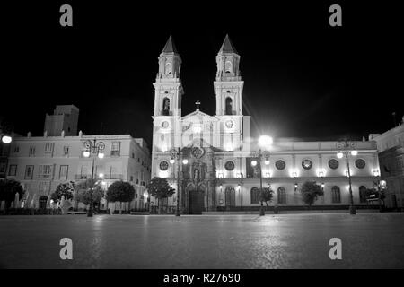 Plaza de San Antonio e la chiesa, Cádiz è, per molti aspetti, una tipica città andalusa. Foto Stock