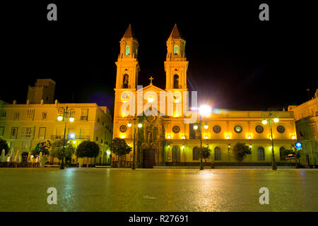 Plaza de San Antonio e la chiesa, Cádiz è, per molti aspetti, una tipica città andalusa. Foto Stock
