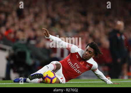 Alex Iwobi di Arsenal solo mantiene la pallina in gioco - Arsenal v Wolverhampton Wanderers, Premier League, Emirates Stadium, Londra (Holloway) - xi Nove Foto Stock
