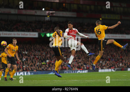 Pierre-Emerick Aubameyang di Arsenal punteggi obiettivo di stabilizzazione, rendendo 1-1 - Arsenal v Wolverhampton Wanderers, Premier League, l'Emirates Stadium, Foto Stock