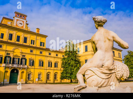 La magnifica vista del giardino Ducale il palazzo reale con statua in marmo in primo piano, Parma, Italia Foto Stock