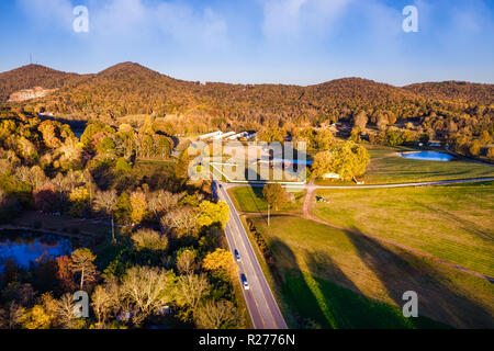 Aerial view sunset picture of farms and road in Georgia Mountains shot during the Fall Foto Stock