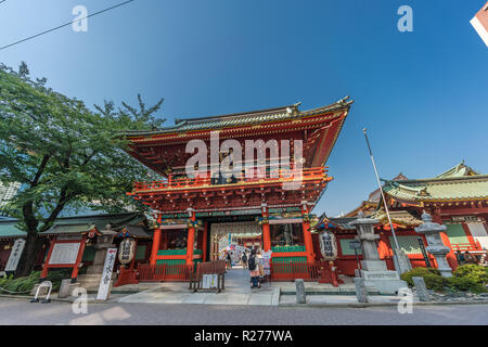 Tokyo, nel quartiere Chiyoda - 5 Agosto 2018 : Zuishin-mon, stile irimoya cancello principale costruito con legno di cipresso a Kanda Myojin o Kanda Jinja. Sacrario scintoista loca Foto Stock